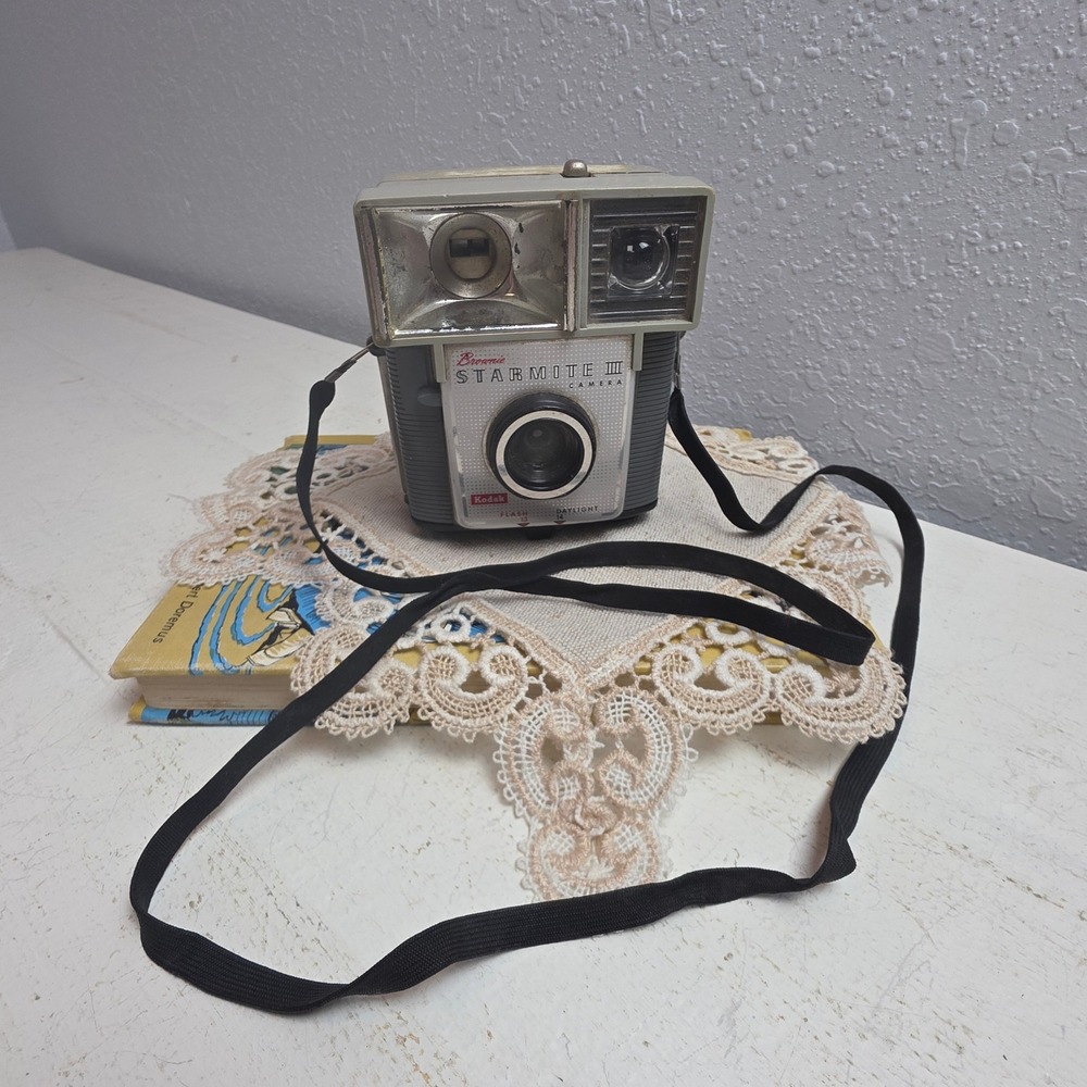 Vintage 1960s Kodak Brownie Starmite III‎ 127 Film Camera Grey Mid Century USA